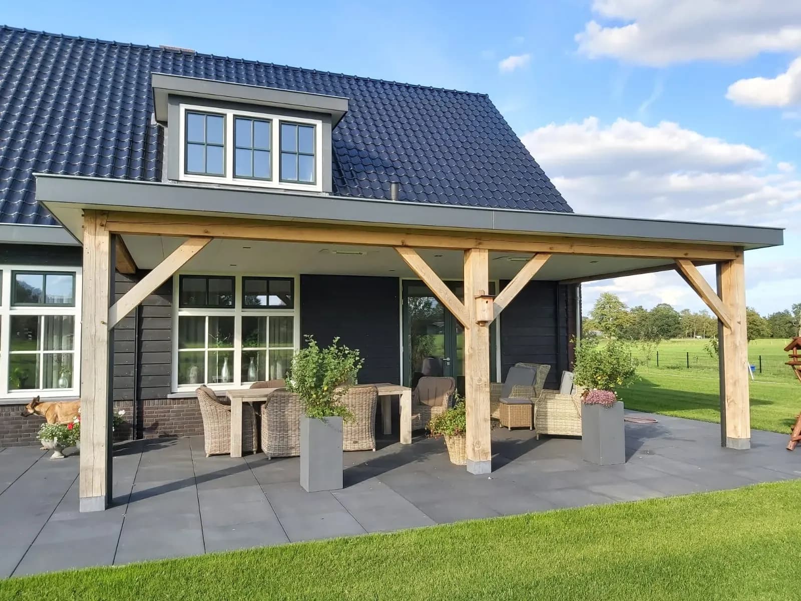 Vrijstaande woning met eiken veranda en terras, in de zomerzon